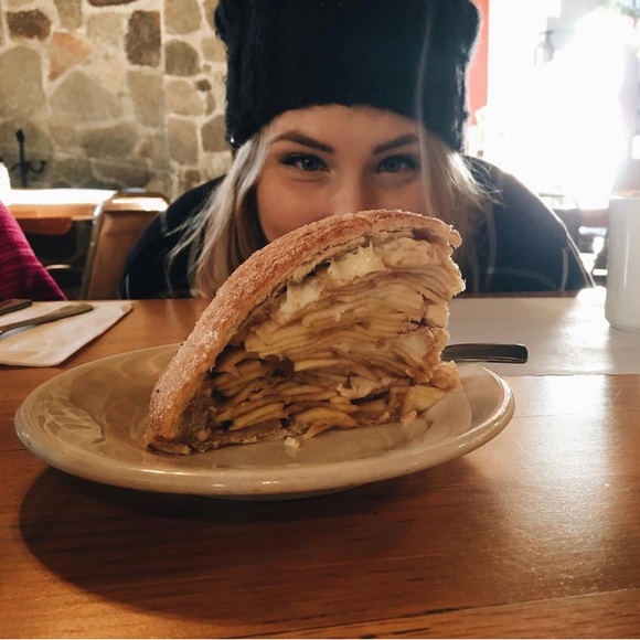 Meet your Posher, Madelyn - Picture 2 of 6